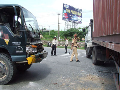 Đà Nẵng: Đâm hông xe container, xe tải bẹp dúm đầu
